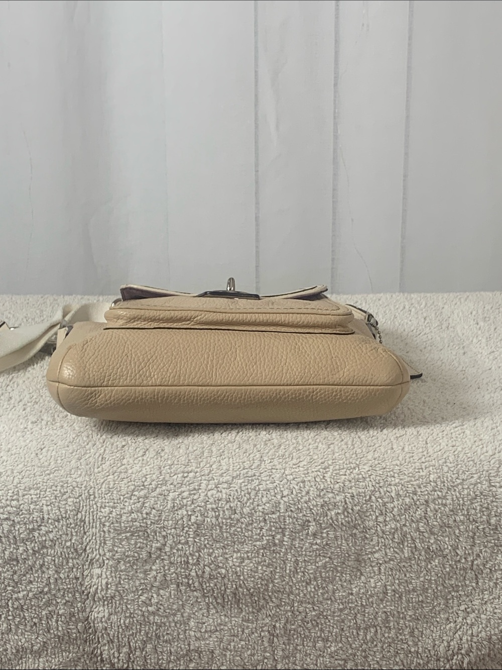 GUC Coach Beige Crossbody Bag - Picture 4 of 9